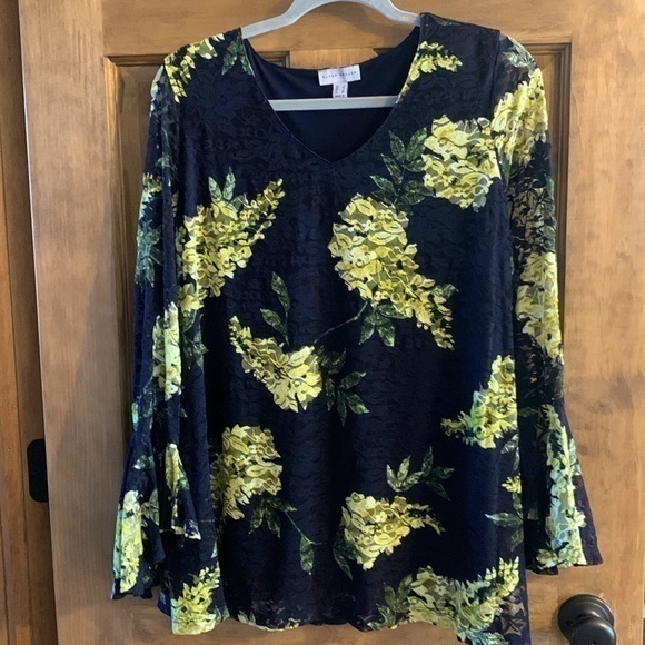 Susan Graver Tops - EUC Susan Graver Navy stretch lace to with lining L